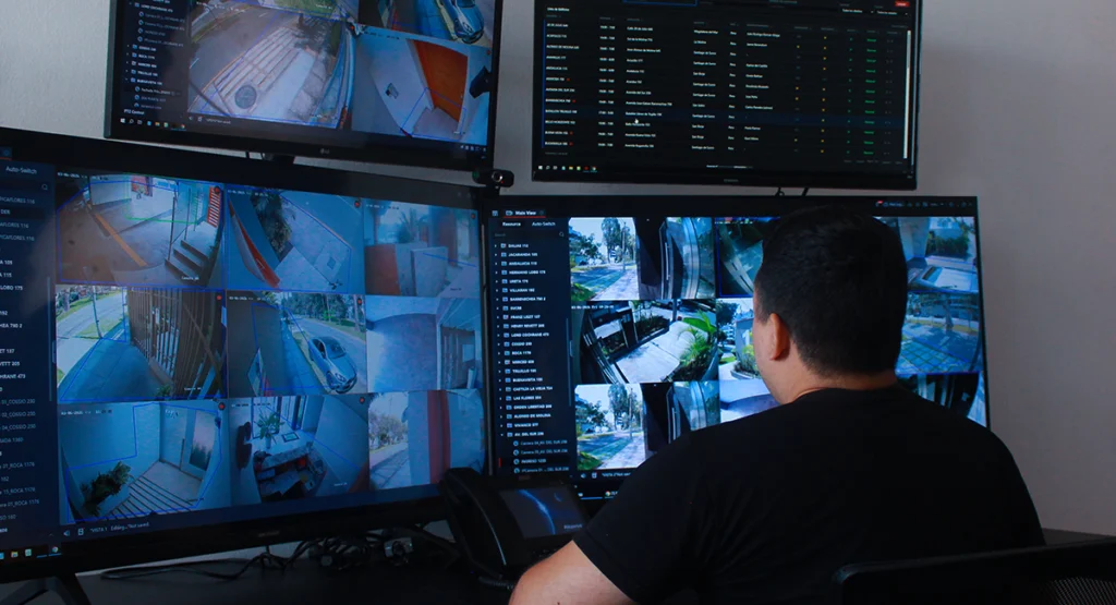 Hombre monitoreando cámaras de seguridad. Portería remota en Lima: la tecnología que está reemplazando al modelo tradicional y reduciendo gastos